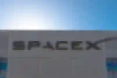 SpaceX Targets Early 2028 for D2D Service Launch