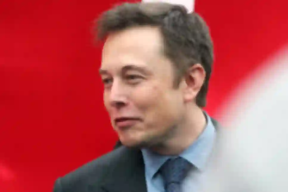 Musk Temporarily Halts Twitter Deal