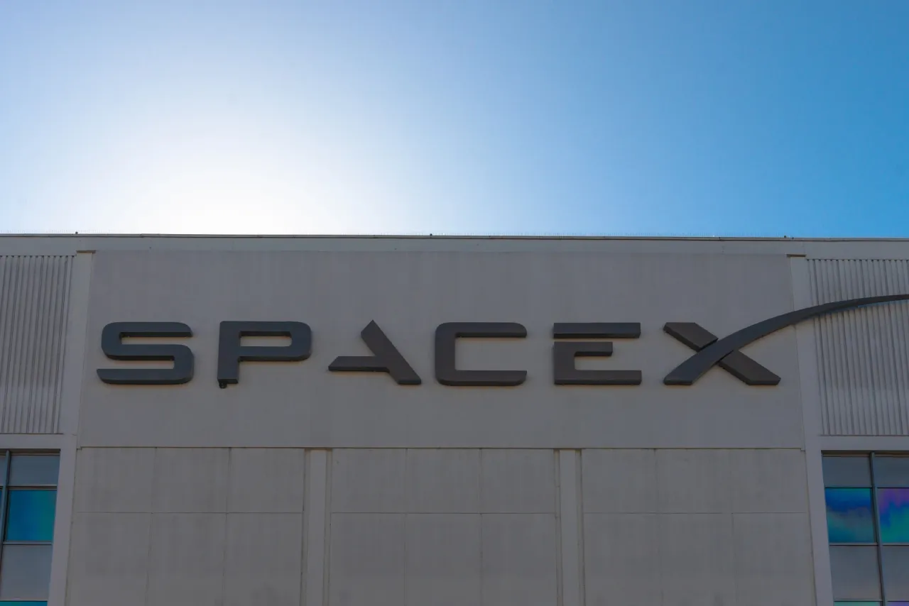 SpaceX Targets Early 2028 for D2D Service Launch