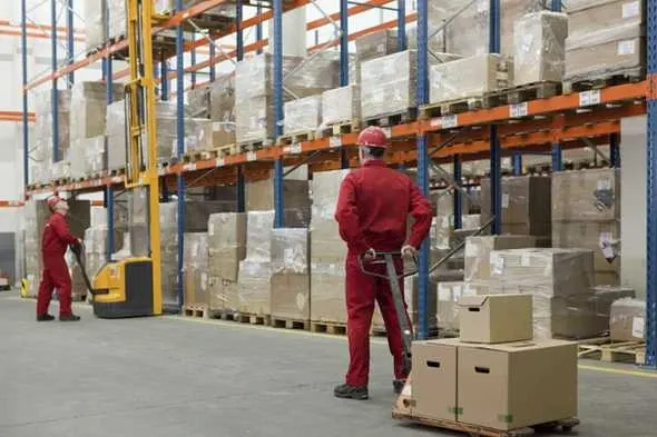 Amazon Taps Merchants for Warehouse Space