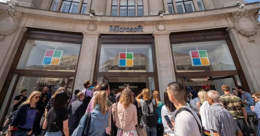 Microsoft Sets Up Shop Next to Apple With First European Store